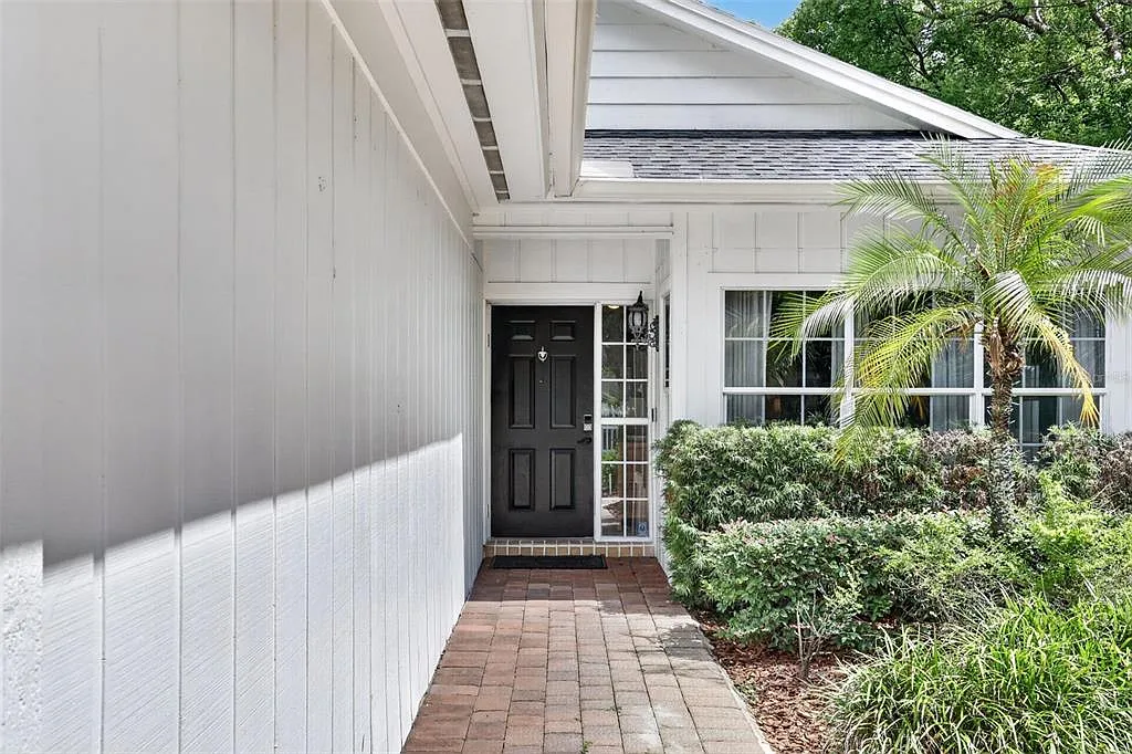 3 bed, 2.0 bath, 2015 sqft, $4,200 — Photo 3