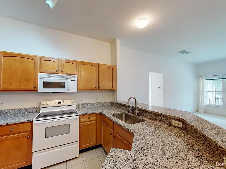 2802 S Knightsbridge Cir — Photo 2