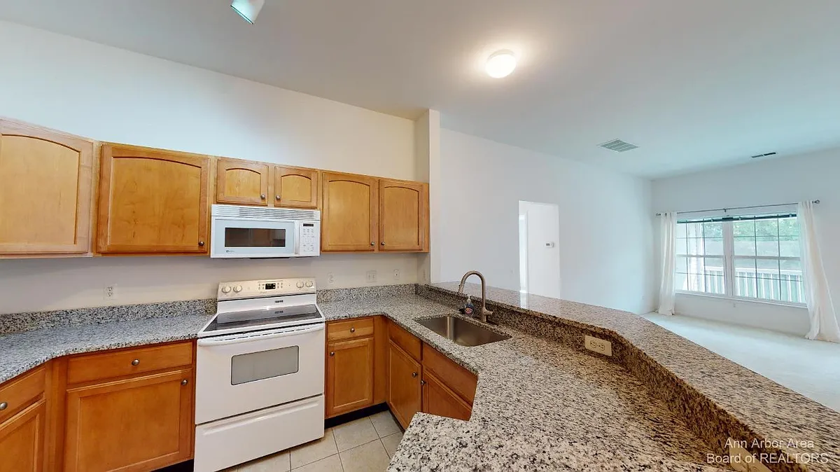 Building Photo - 2802 S Knightsbridge Cir