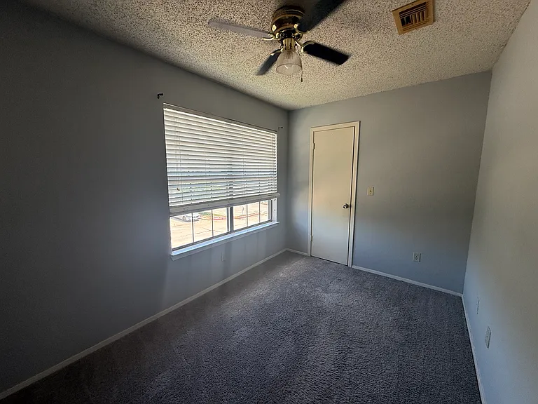 732 W Collins St — Photo 10