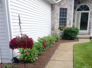 753 Knollwood Cir #1, South Lyon, MI