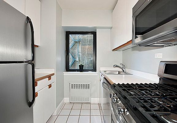 4th image of 45 W 67th St APT 9B