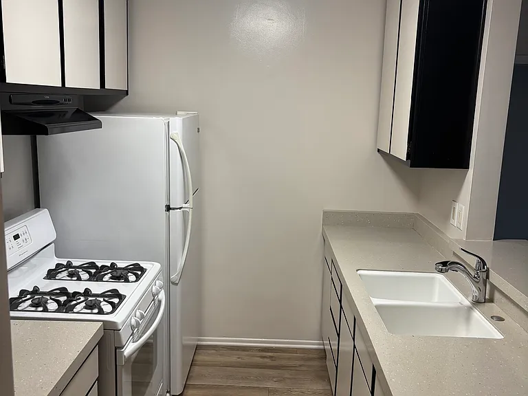 116 Rose Ave #10 — Photo 3