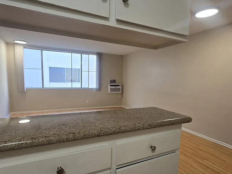 Harvard Apartments — Photo 51