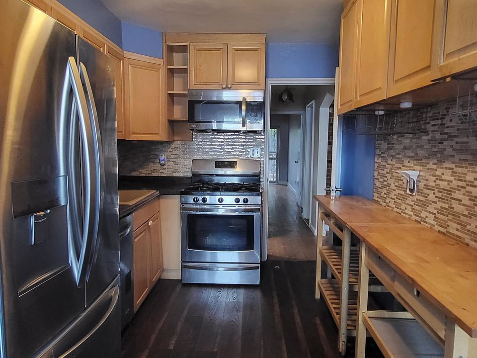 Modern Kitchen. Stainless steel appliances.
