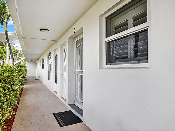 5th image of 2570 Banyan Road Unit # 3
