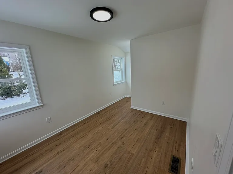 19 Leslie Rd — Photo 4
