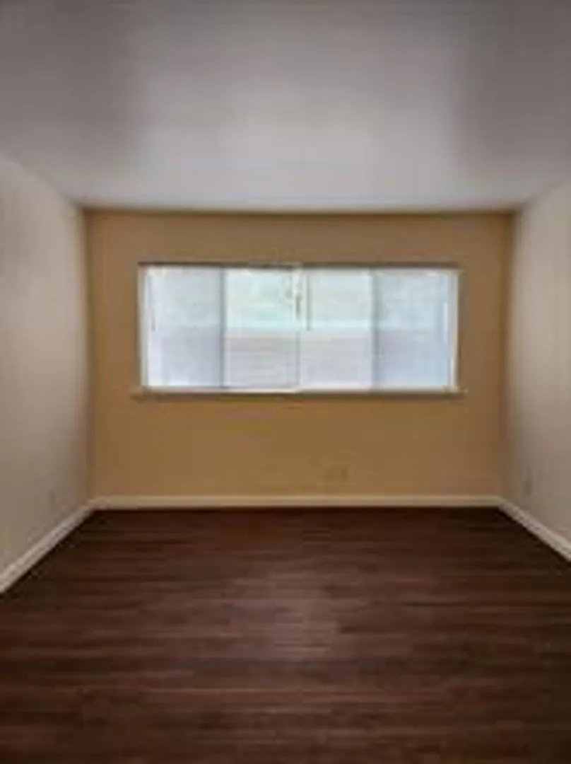 Colonial Apartments — Photo 3