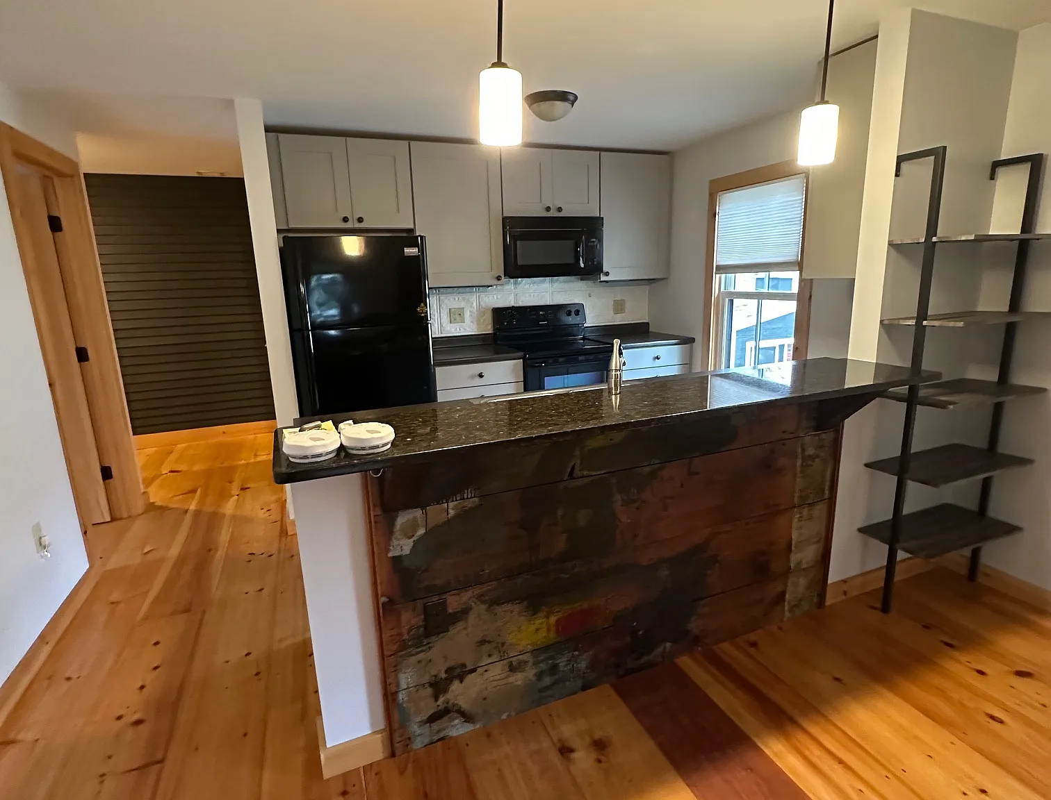 2 bed, 720 sqft, $2,000 — Photo 1
