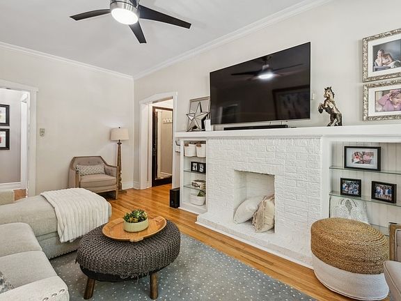 3rd image of 1501 W Cornelia Ave #1