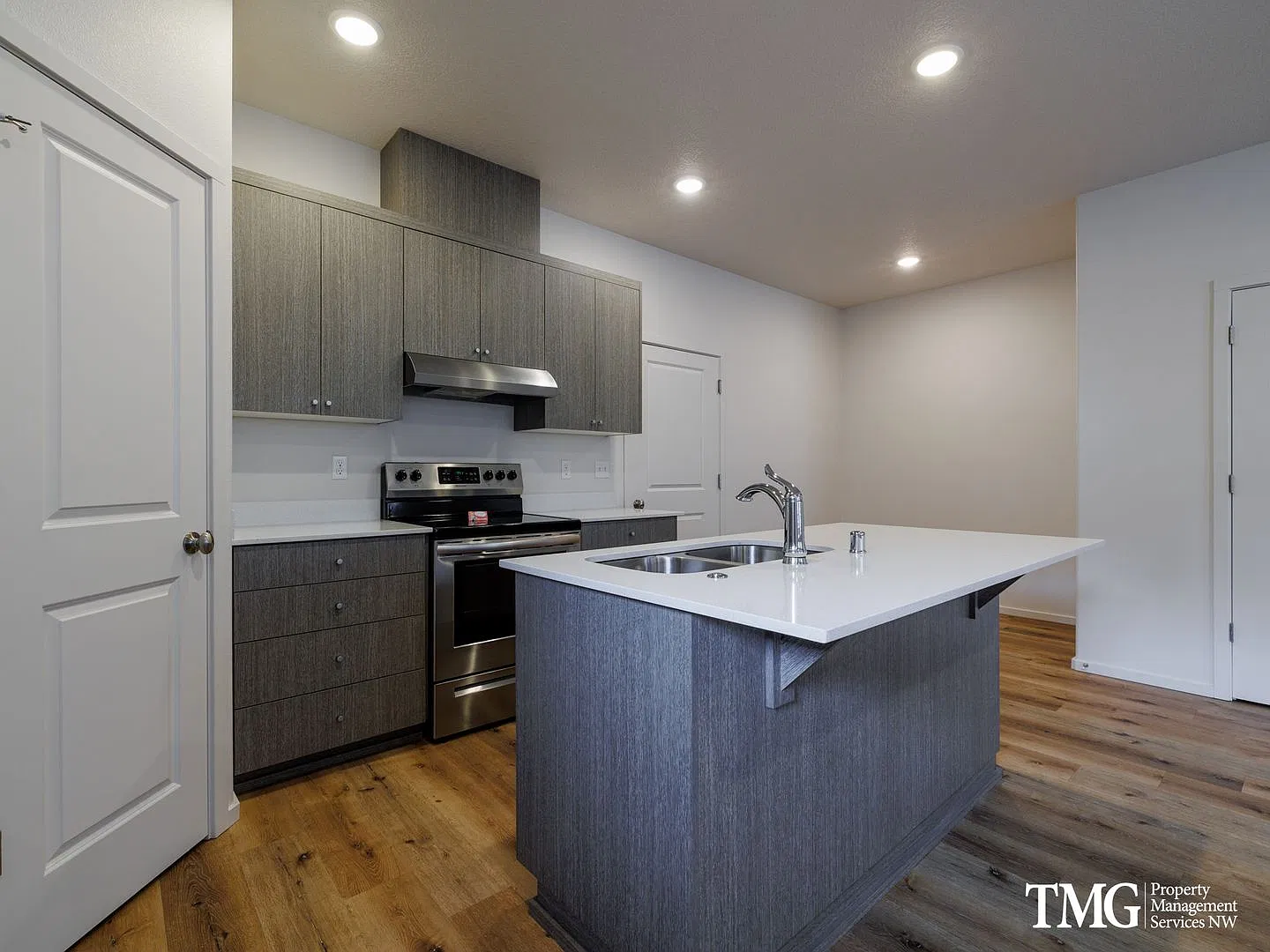 * Cute 3 Bedroom/2.5 Bath W/ Garage Now Leasing * — Photo 4