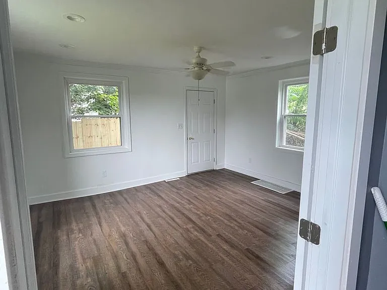 668 1/2 Addison St — Photo 11