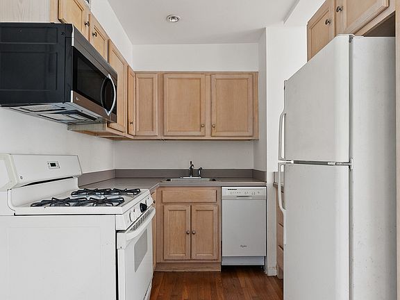 3rd image of 754 E 6th St APT 6C