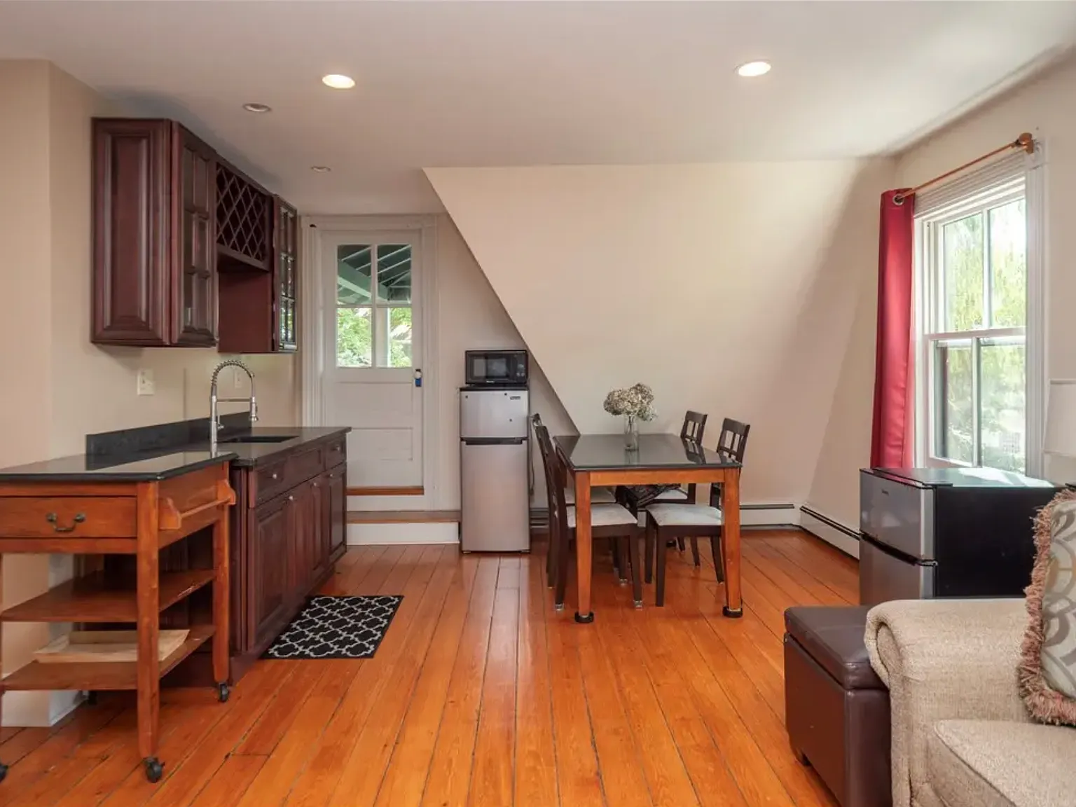 4 bed, 1280 sqft, $1,070 — Photo 2