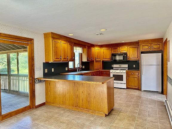 5th image of 2545 Maple Swamp Rd