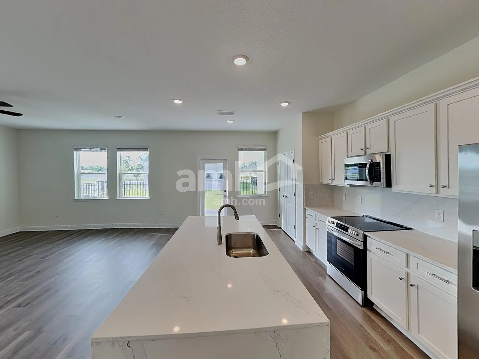 4 bed, 2.5 bath, 1977 sqft, $2,455 — Photo 4