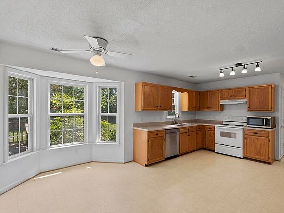5th image of 820 Commons Dr N