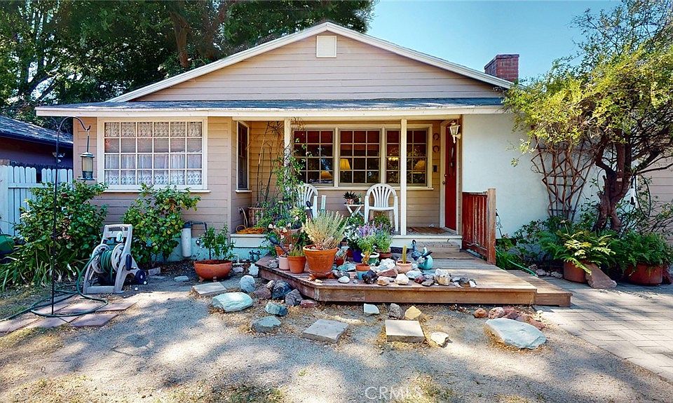 1st image of 22542 Burbank Blvd