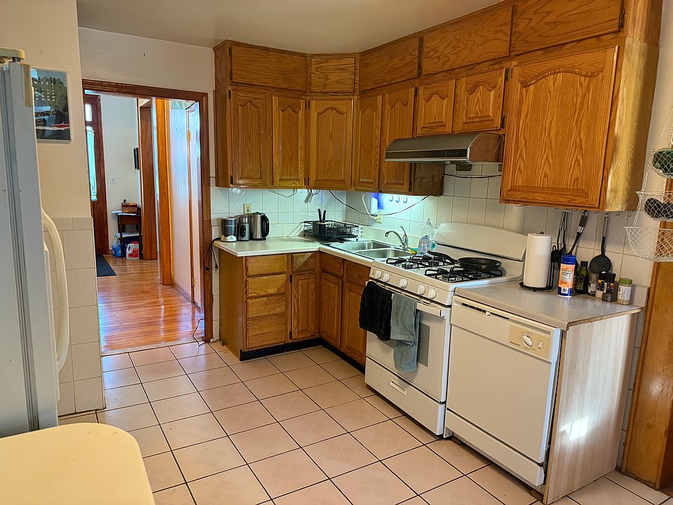 2nd image of 18 Newton St #18