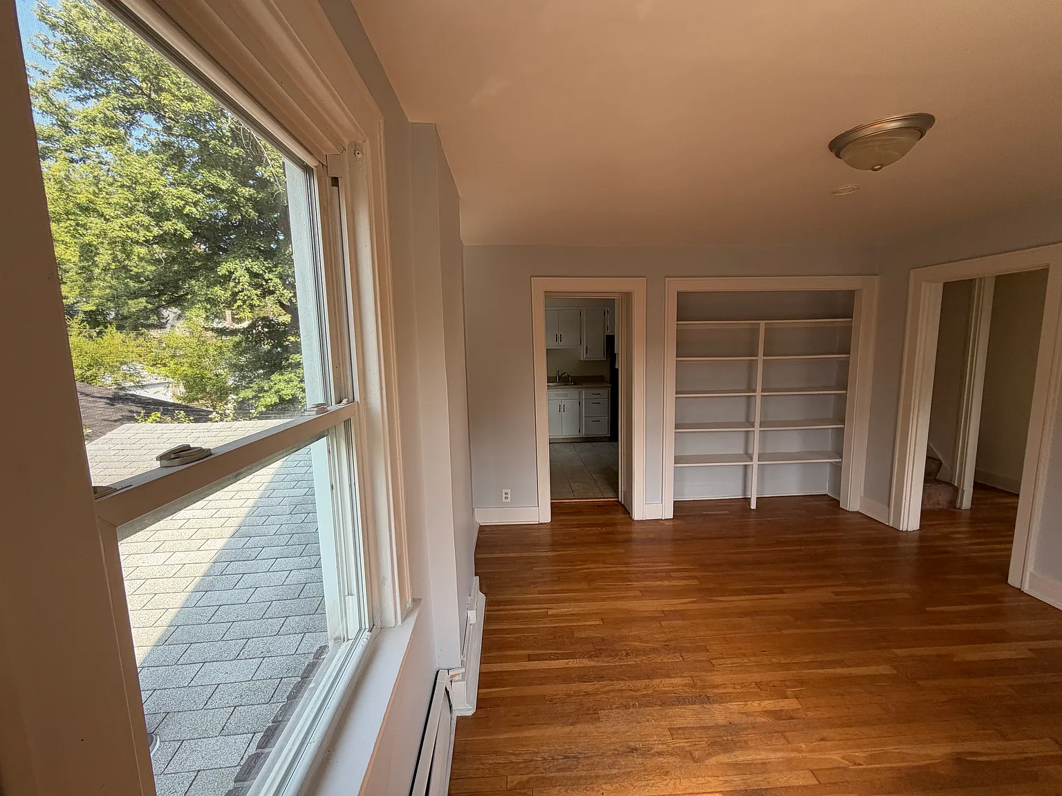 3 bed, 1400 sqft, $1,400 — Photo 3