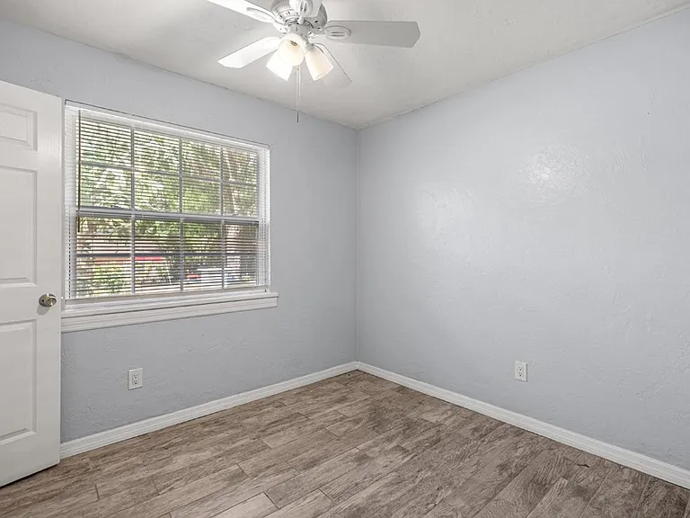 929 SE 9th Pl — Photo 5