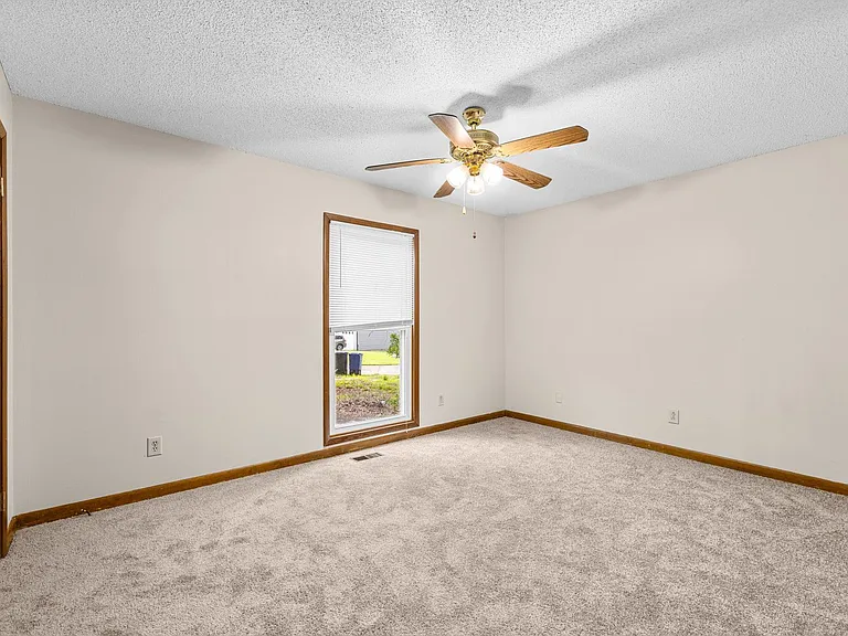 934 Welsh Ln — Photo 23