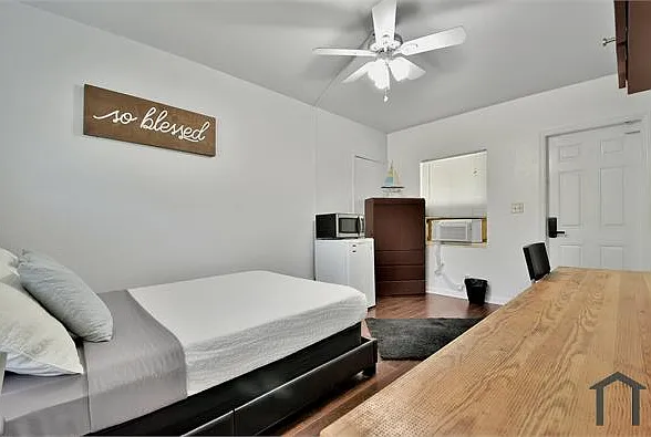 250 SE Park St #3 — Photo 1