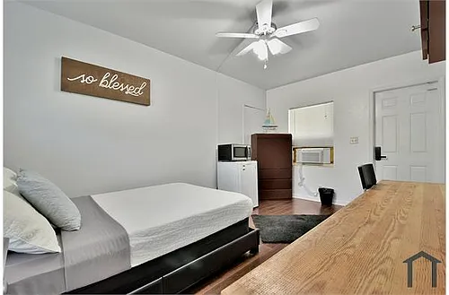 250 SE Park St Photo 1