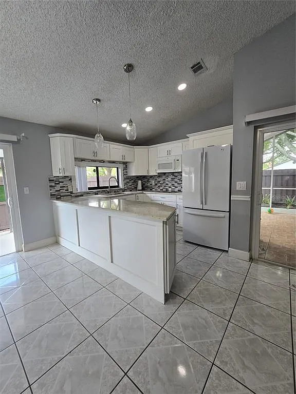 3 bed, 2.0 bath, 1278 sqft, $2,350 — Photo 3