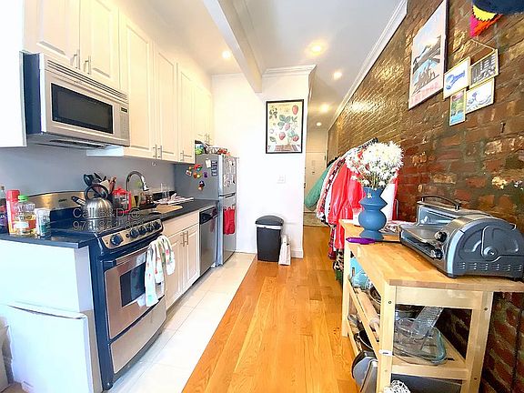 3rd image of 163 Mulberry St APT 12