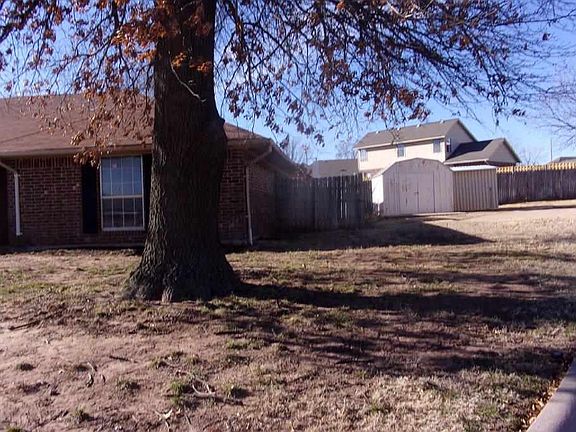 2nd image of 908 NW Cheryl Pl