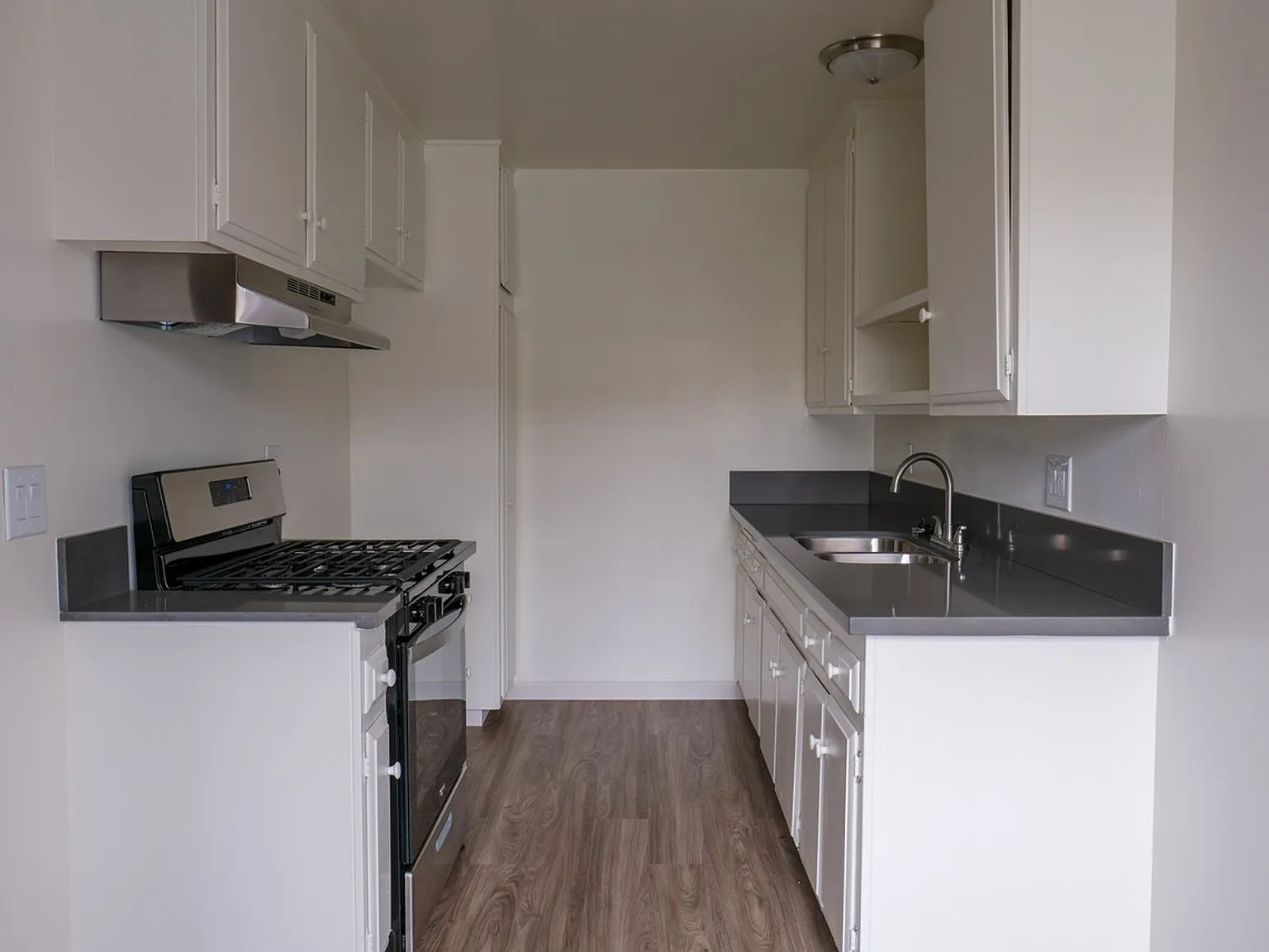 Tustin Villas — Photo 3