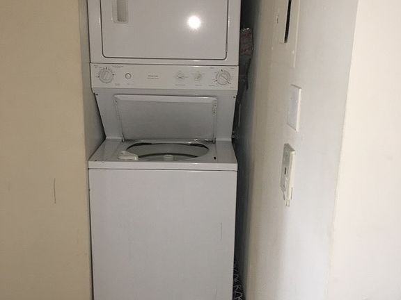 4th image of 1061 Jefferson Dr APT B
