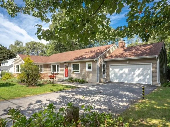 6 Hillside Ln, Chelmsford, MA 01824
