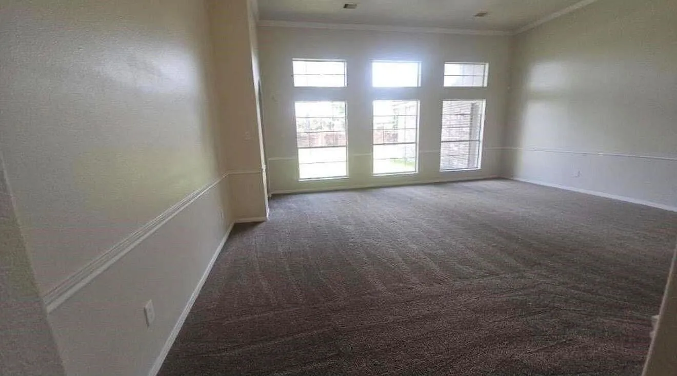 5 bed, 3.5 bath, 3186 sqft, $5,000 — Photo 2