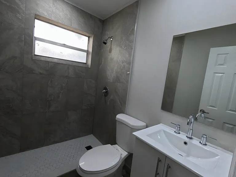 813 SW 29th St #4 — Photo 8