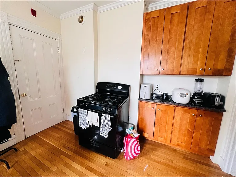 181 Erie St #6 — Photo 3