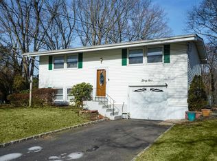 39 Arrowhead Ln, East Setauket, NY 11733