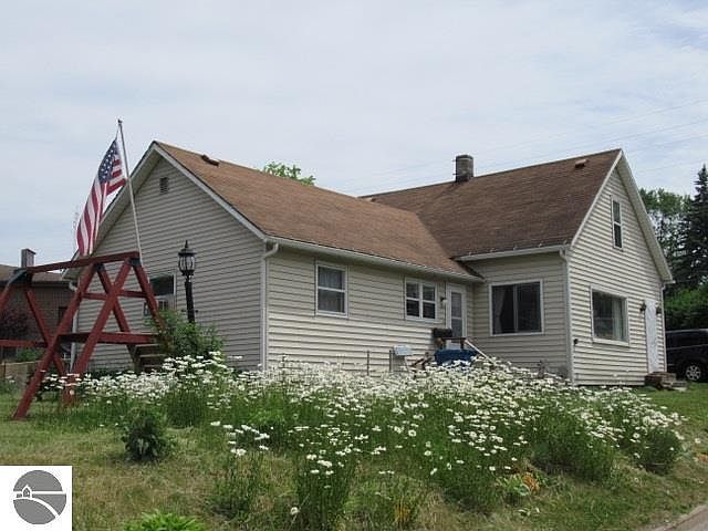 1st image of 921 Aspen St