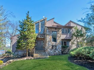 14 Glen Ct, Pompton Lakes, NJ 07442