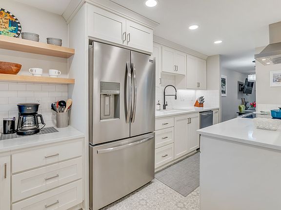 4th image of 5624 S Riverside Ln Unit 8-1
