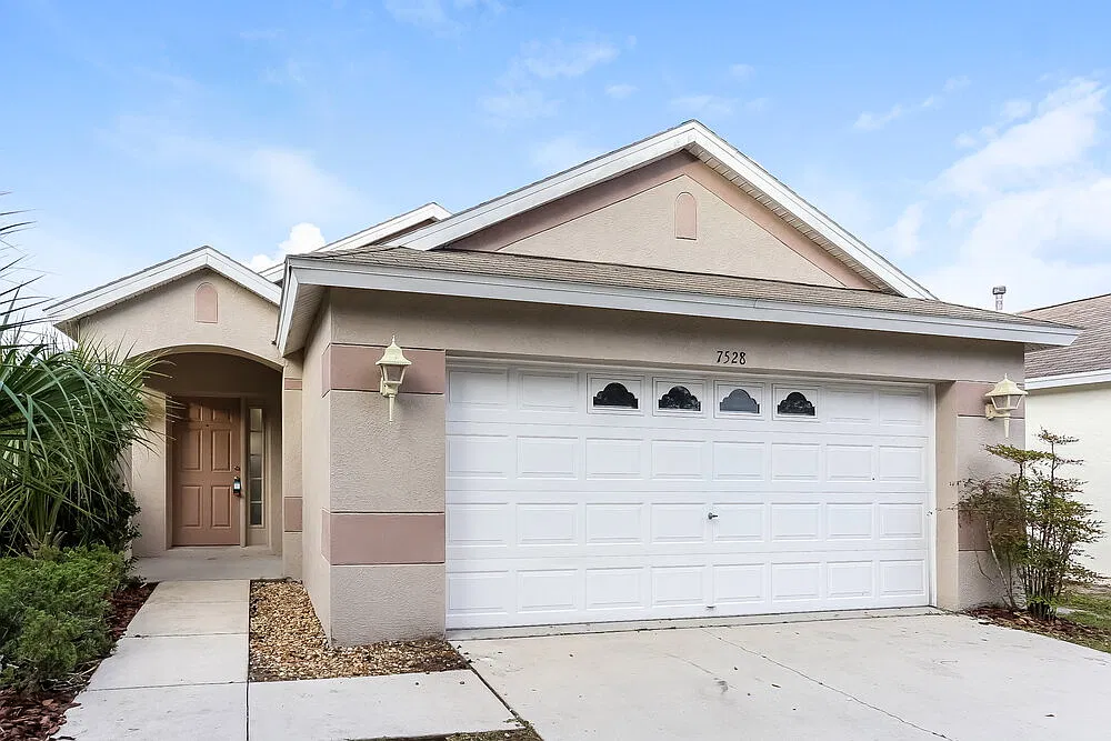 3 bed, 2.0 bath, 1335 sqft, $1,935 — Photo 1
