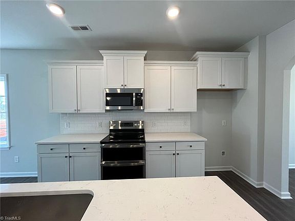 4th image of 418 Brooke Hill Dr
