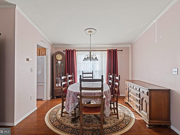 5th image of 561 Spring Meadow Cir