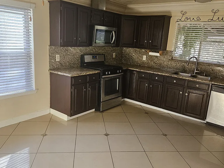 2423 Manorwood St — Photo 10