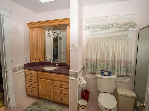 5th image of 713 W Green St