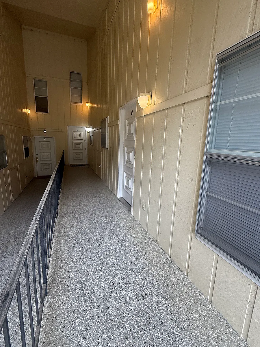 Building Photo - 215 Westcliff Cir #C