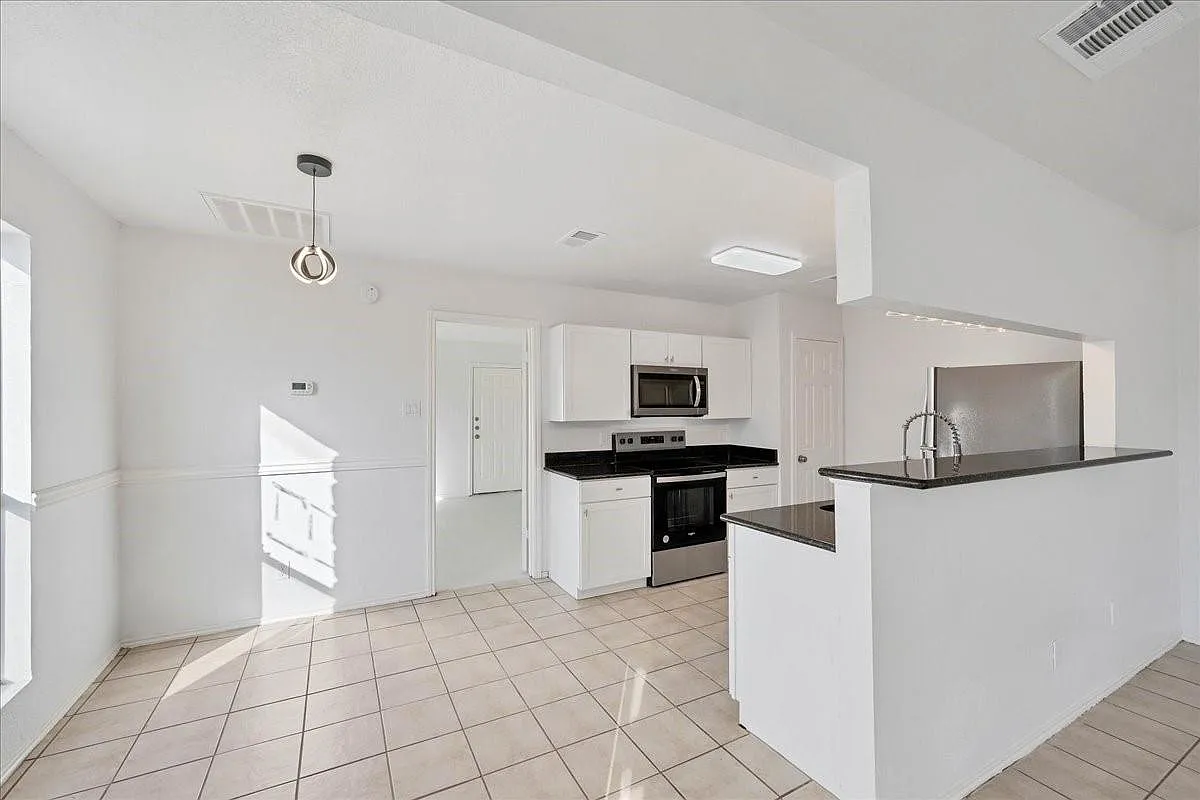 3 bed, 2.0 bath, 1055 sqft, $1,850 — Photo 4