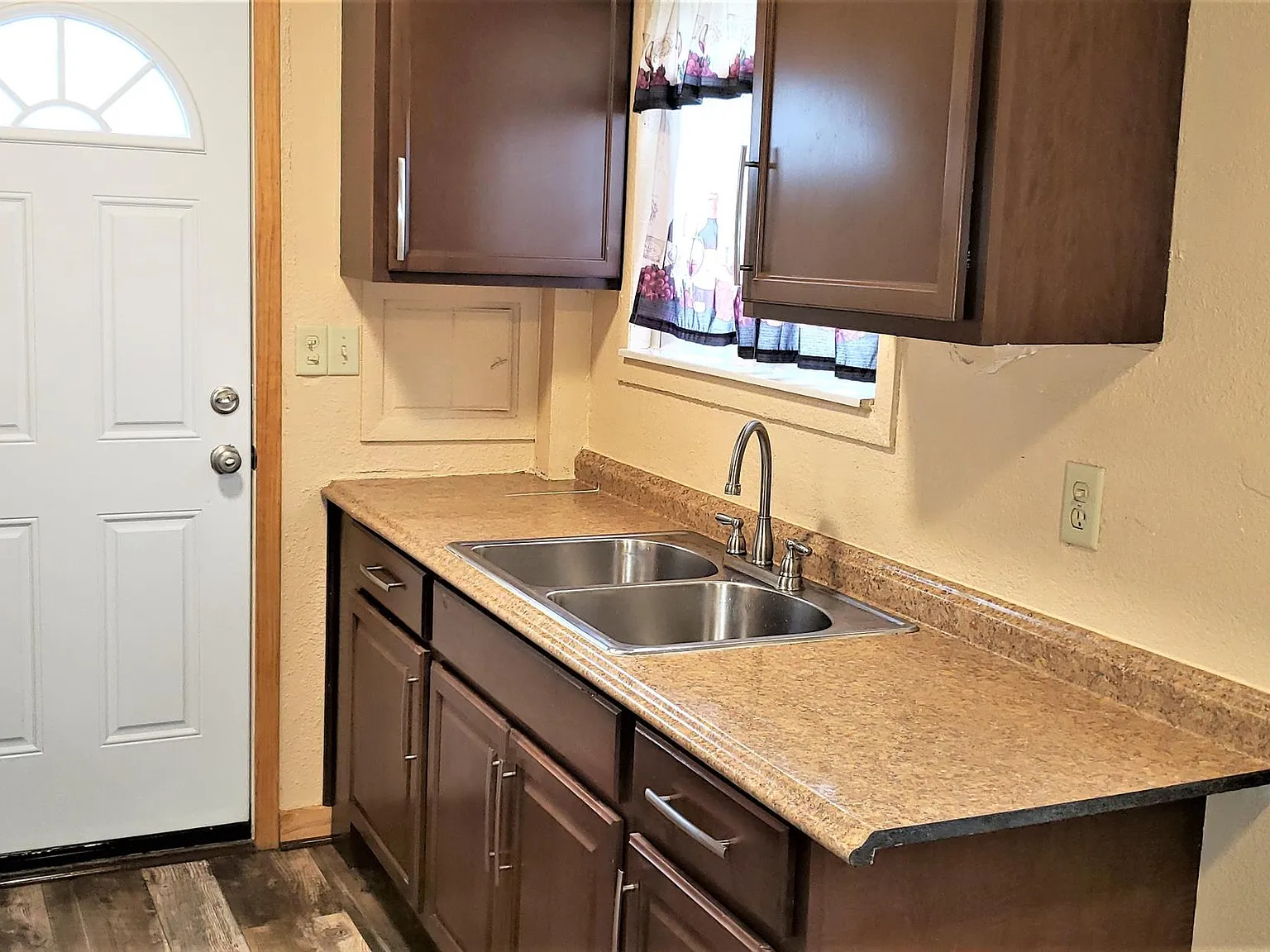 3 bed, 1.0 bath, 850 sqft, $1,905 — Photo 4