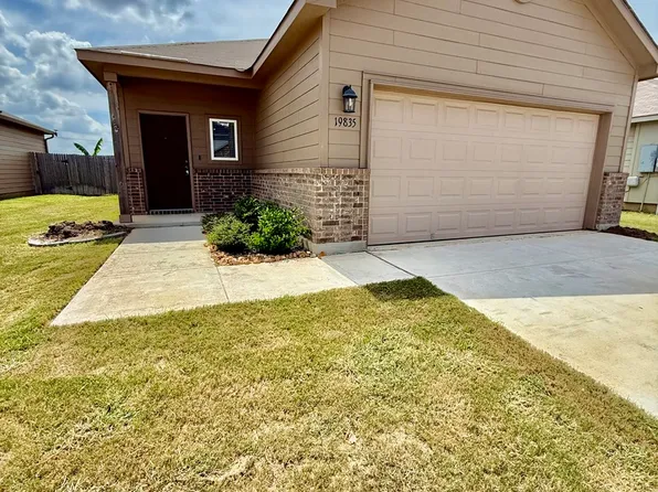 19835 DOC HOLIDAY DR, Lytle, TX 78052
